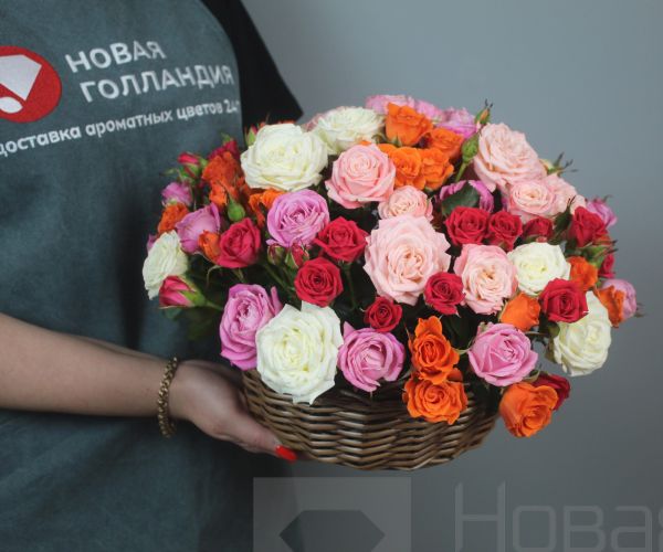 Композиция из 15 кустовых роз микс в маленькой корзине